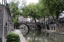 903108 Gezicht op de Gaardbrug over de Oudegracht te Utrecht.